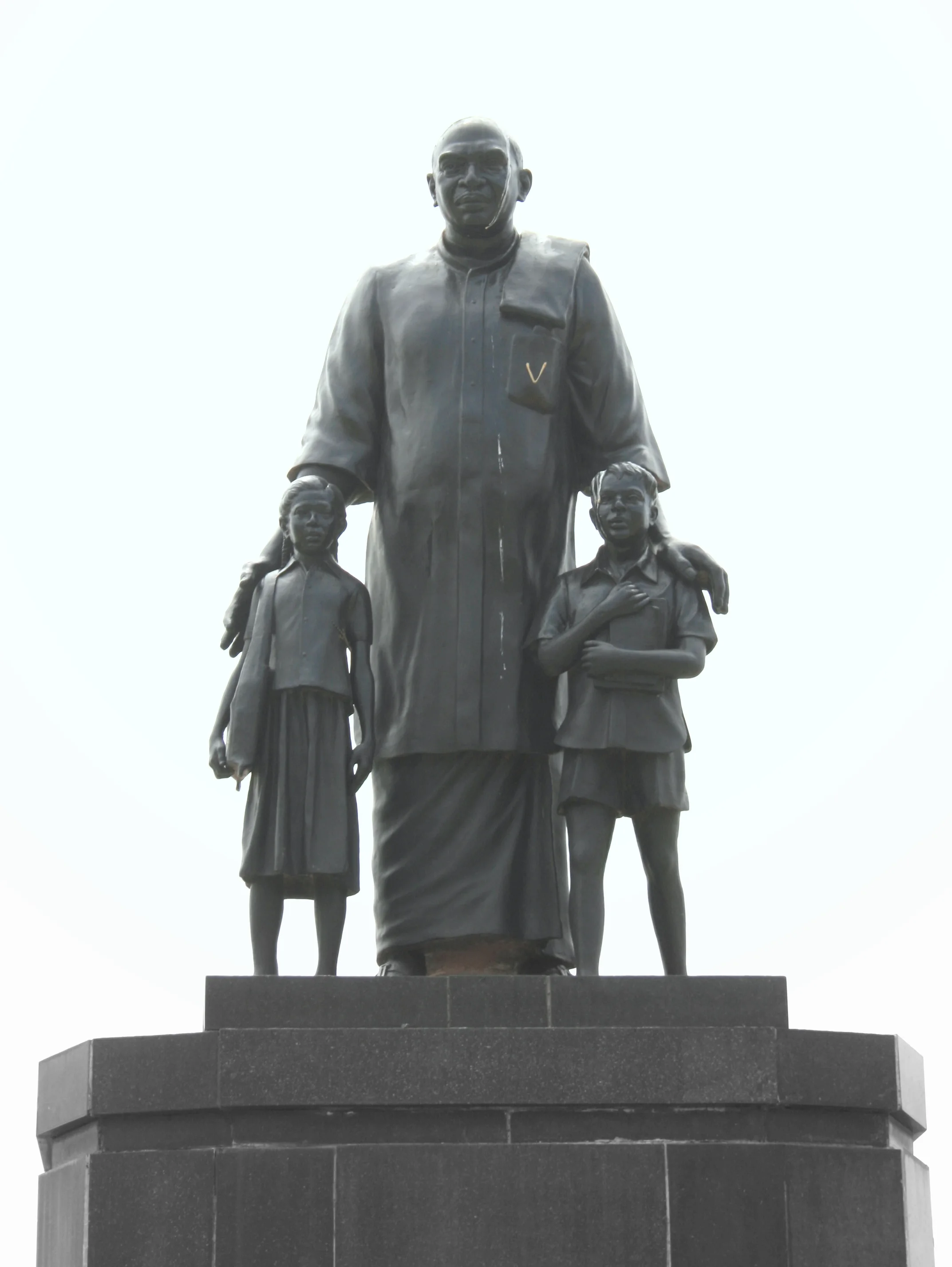 Marina Beach statue of K. Kamaraj with two schoolchildren